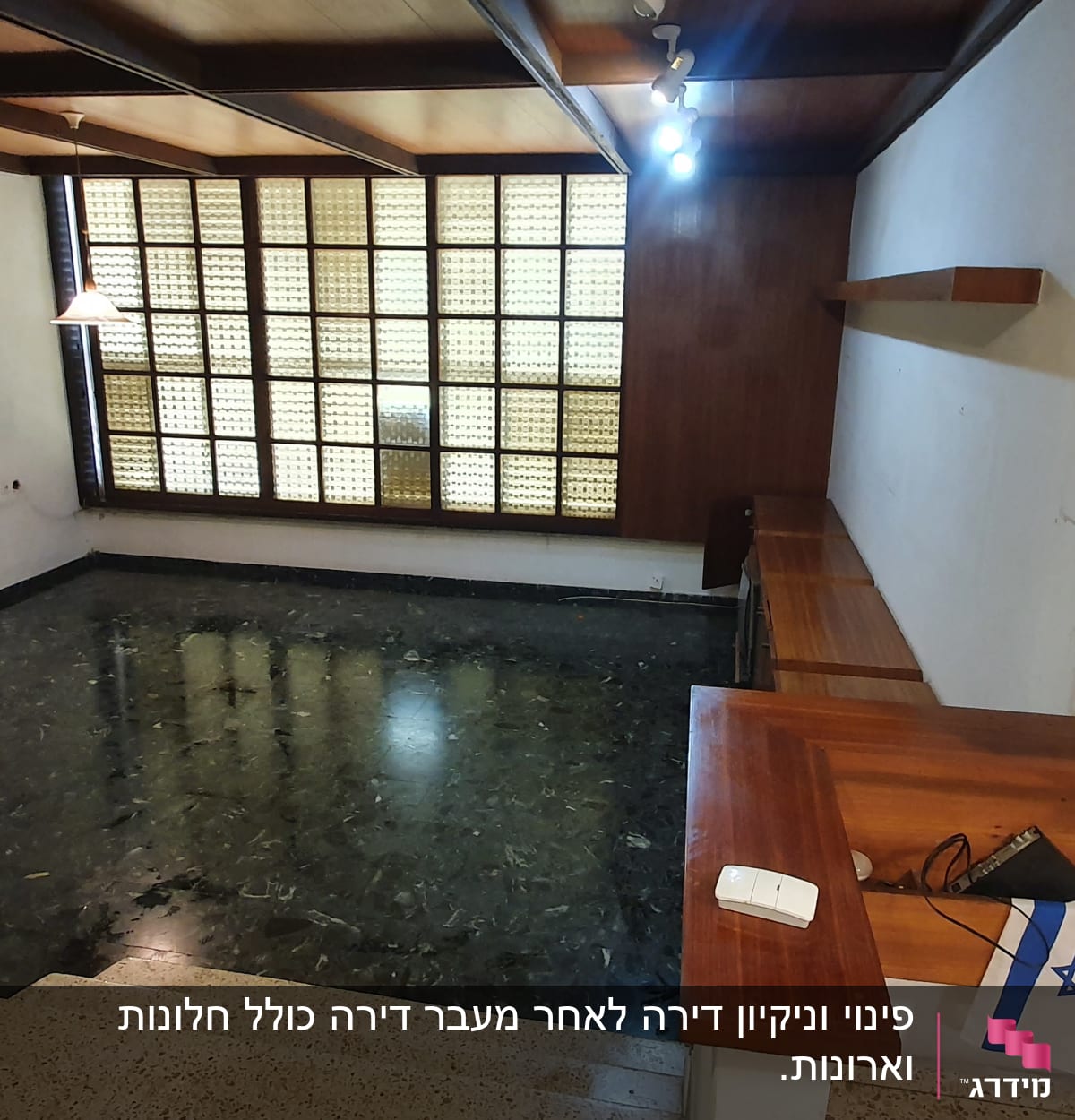 רצפה נקייה ומבריקה בחדר עם חלון גדול